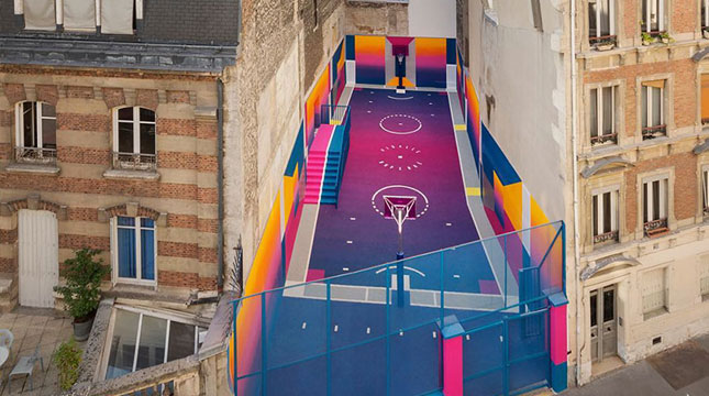 Lapangan Basket Berwarna Neon di Paris, Perancis (http://www.boredpanda.com)