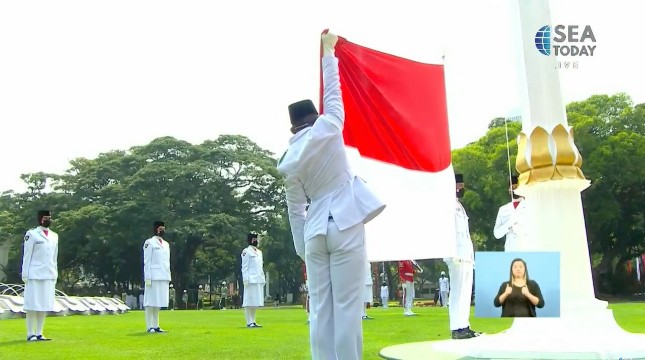 Paskibraka mengibarkan bendera Merah Putih di Istana