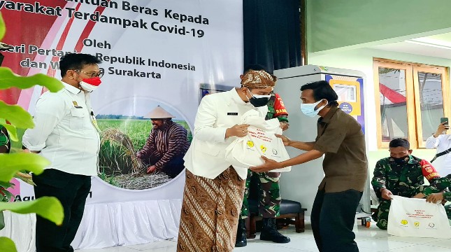 Menteri Pertanian Syahrul Yasin Limpo menyaksikan penyerahan beras ke masyarakat