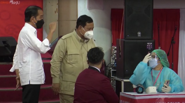 Presiden Joko Widodo meninjau vaksinasi massal bagi masyarakat di BSCC Dome, Balikpapan