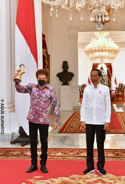Jokowi bersama Vokalis Godbless Ahmad Albar