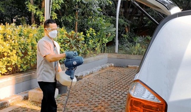 Seorang petugas Layanan Car Care Teraskita Hotel Jakarta managed by Dafam melakukan fogging terhadap kendaraan konsumen hotel untuk mendukung pengentasan pandemi Covid-19 di Indonesia. (Foto: Humas Teraskita Hotel Jakarta managed by Dafam)