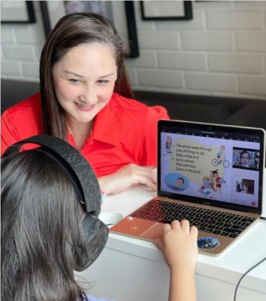 Mona Ratuliu Saat Mendampingi Anaknya Belajar Online (Instagram/monaratuliu) 