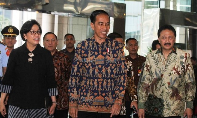 Dirut BEI Tito Sulistio bersama Presiden Jokowi dan Menkeu Sri Mulyani (Foto Rizki Meirino)