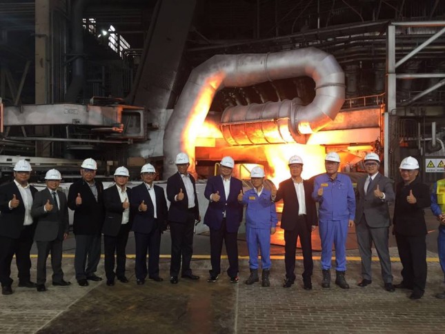 Menteri Perindustrian, Airlangga Hartarto bersama Dirjen ILMATE Kemenperin, I Gusti Putu Suryawirawan saat mengunjungi pabrik baja Posco di Gwangyang, Korea Selatan