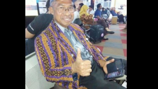 Pater Alex Dhae SVD saat di bandara, ketika berlibur ke Indonesia (sumber: FB/Pater Alex)