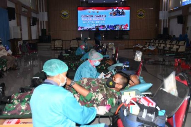TNI Gelar Donor Darah Sambut HUT ke -76