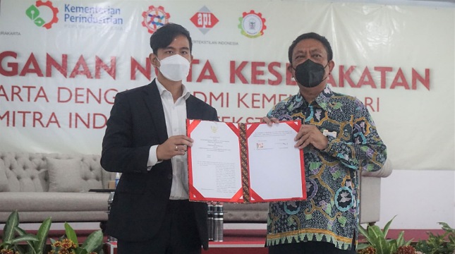 Kepala BPSDMI Kemenperin, Arus Gunawan Wali (kanan) melakukan tandatangan MoU dengan Wali Kota Solo Gibran Rakabuming Raka (kiri) di Surakarta