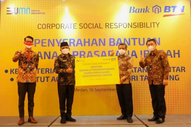 Wakil Direktur Utama Bank BTN Nixon LP Napitupulu usai menyerahkan bantuan CSR secara simbolis kepada Kementerian Agama Kota Pematang Siantar dan IAKN Tarutung di Medan, Sumatera Utara, Kamis (16/9).