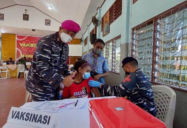 Tim Vaksinasi RSMC Dukung Satgas Vaksinasi TNI AL di Papua