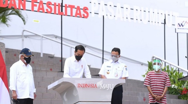 Presiden Joko Widodo didampingi Menteri PUPR Basuki Hadimuljono dan Gubernur DKI Jakarta Anies Baswedan saat meresmikan Rusun Pasar Rumput