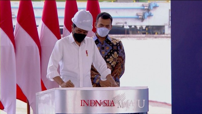 Presiden Jokowi dan Direktur Utama PT. Krakatau Steel, Silmy Karim