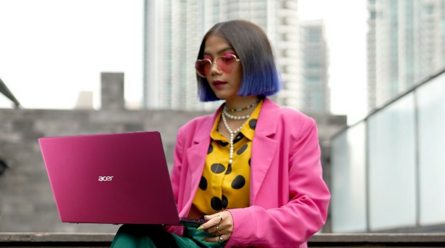 Seorang model sedang menggunakan laptop Acer