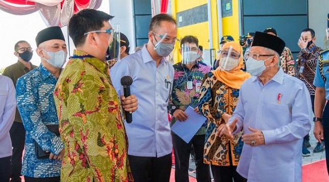 Menteri Perindustrian Agus Gumiwang Kartasasmita saat mendampingi Wapres Ma'ruf Amin meninjau kawasan industri halal di Sidoarjo