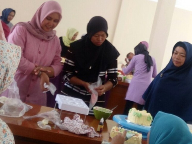 CSR, Jababeka Berikan Keterampilan Menghias Kue kepada warga