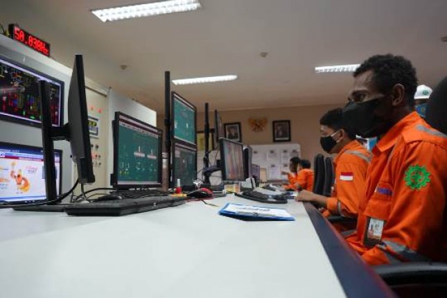 Ishak Operator Central Control Room (CCR) di Pembangkit Listrik Tenaga Uap (PLTU) Holtekamp Jayapura