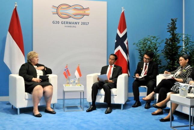 Presiden Jokowi dan PM Norwegia Erna Solberg di KTT G20 (Foto Setkab) 
