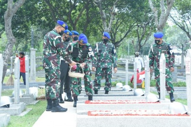 Corps Pomad Ziarah ke TMPN Kalibata Sambut HUT TNI