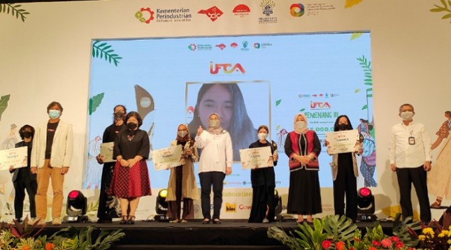 Plt. Dirjen IKMA Kemenperin Reni Yanita saat memberikan penghargaan IFCA 2021 kepada seluruh pemenang (Foto: Ridwan/Industry.co.id)
