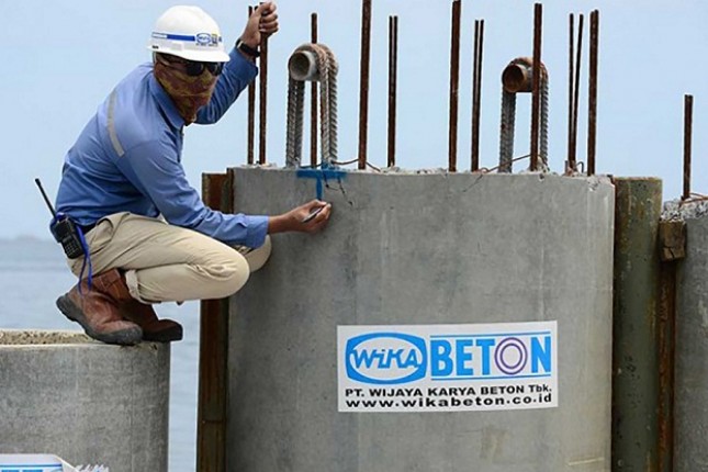 Salah satu pekerja lapangan PT Wijaya Karya Beton Tbk, atau WIKA Beton, sedang mengukur tingkat akurasi pemasangan beton pracetak di lapangan. (Foto: Humas WIKA Beton)