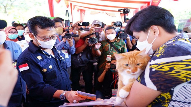 Menteri Pertanian Syahrul Yasin Limpo menyaksikan hewan peliharaan