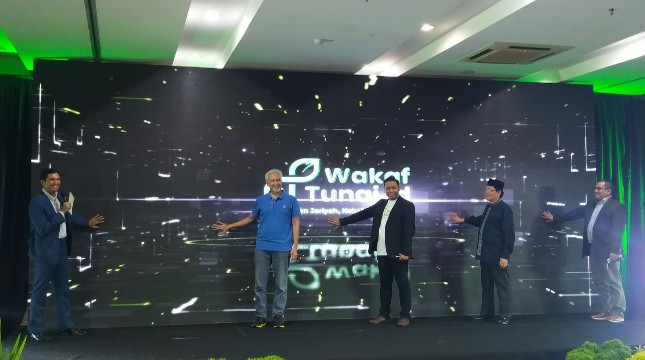 Adiwarman Karim Komisaris Utama Bank Syariah Indonesia kedua dari kiri di Launching Wakaftunai.id