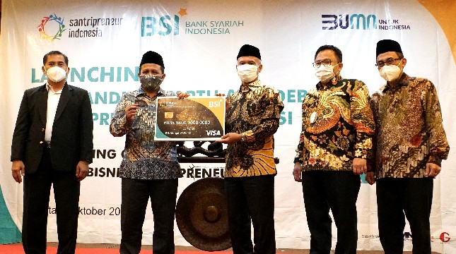 Wakil Direktur Utama 1 PT Bank Syariah Indonesia Tbk, Ngatari (tengah) menyerahkan secara simbolis Co-Branding Kartu ATM/Debit Member Card untuk Santripreneur Indonesia 