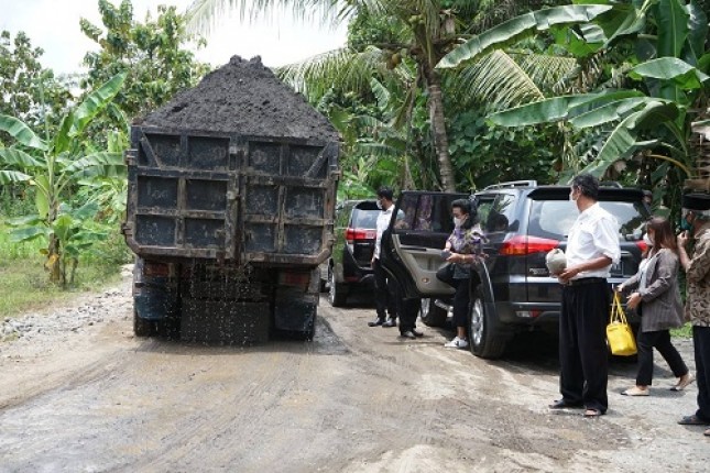 Ratu Keraton Yogyakarta GKR Hemas turun dari mobil saat melihat truk bermuatan pasir melintas. GKR Hemas melakukan inspeksi mendadak di lokasi penambangan pasir Sungai Progo di wilayah Desa Trimurti, Srandakan, Bantul, Yogyakarta, Senin (11/10/2021).