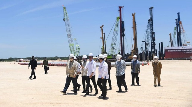 Presiden Joko Widodo melakukan groundbreaking pembangunan smelter PT Freeport Indonesia di Kawasan Ekonomi Khusus (KEK) Gresi