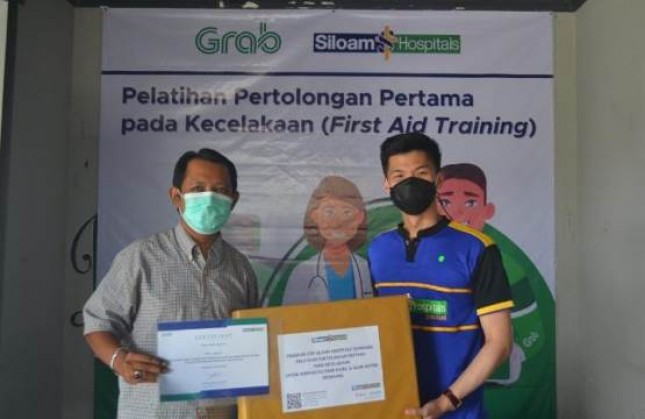 Edukasi Kesehatan Penanganan Lakalantas dari Kegiatan CSR yang diadakan Siloam Hospitals Semarang bersama Komunitas Driver Online Semarang. 