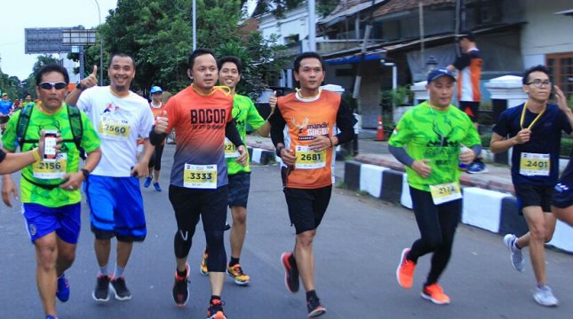 Walikota Bogor Bima Arya Sugiarto (ketiga dari kiri) sedang berlari di ajang Mandiri Bogor Sundown Marathon, Minggu (9/7/2017). (Irvan AF/INDUSTRY)