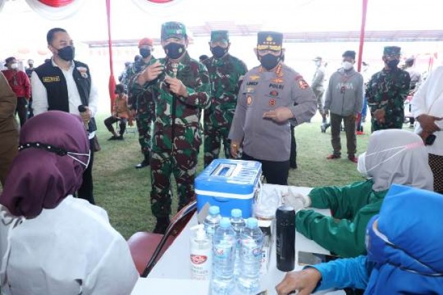 Panglima TNI Marsekal TNI Hadi Tjahjanto, S.I.P., bersama Kapolri Jenderal Polisi Drs. Listyo Sigit Prabowo, 