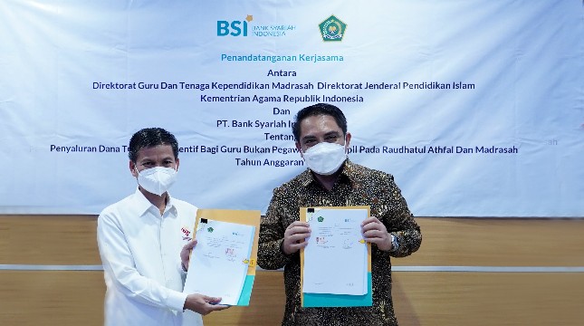 Direktur Sales and Distribution Bank Syariah Indonesia Anton Sukarna (kanan) dan Direktur Guru & Tenaga Kependidikan Kementrian Agama RI Muhammad Zain (kiri) saat Penandatanganan Perjanjian Kerjasama (PKS) penyaluran insentif guru madrasah Non PNS di Aceh. 