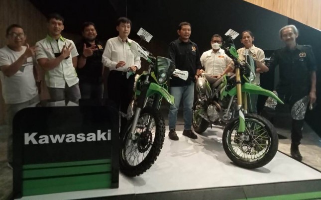 Tim Jelajah Kebangsaan Wartawan Terima Empat Unit Motor Kawasaki