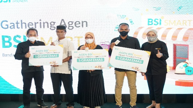 Direktur Retail Banking Bank Syariah Indonesia Kokok Alun Akbar (tengah) memberikan reward dan apresiasi kepada agen BSI Smart terbaik (kanan) yang telah berperan menjadi agen literasi keuangan syariah di Aceh. 