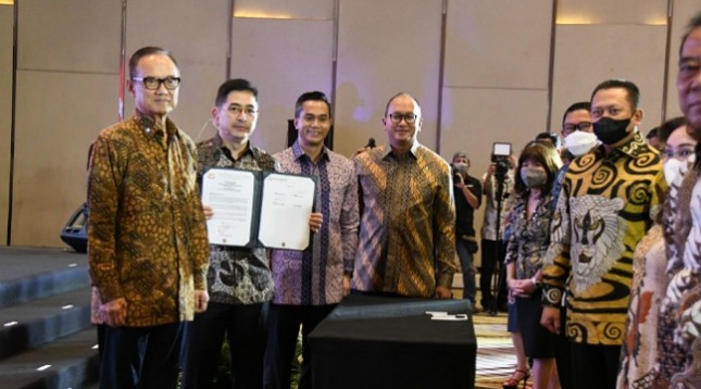 Ketua Umum Kadin Indonesia Arsjad Rasjid saat melantik Dewan Pengurus Kadin Indonesia