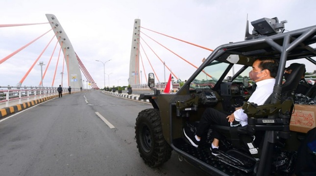 Presiden Joko Widodo menumpangi kendaraan taktis P6 ATAV V1 usai meresmikan Jembatan Sei Alalak di Kota Banjarmasin, Provinsi Kalimantan Selatan