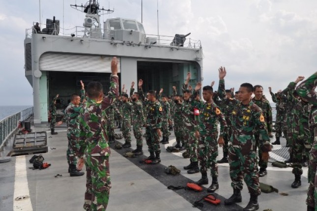 Di atas KRI Teluk Ende Prajurit Marinir Laksanakan Olahraga dan Drill Tempur