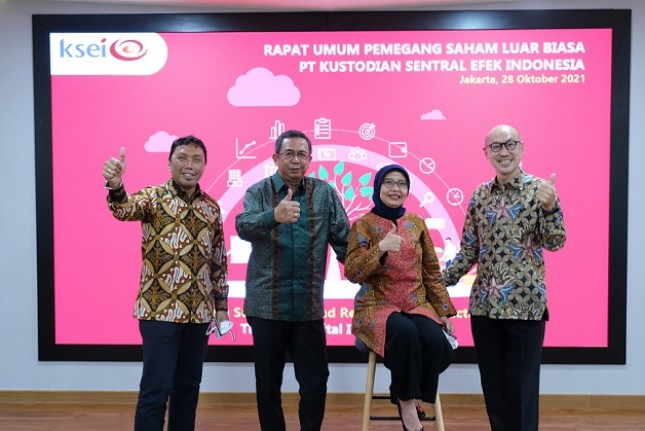 Direksi dan Komisaris KSEI berpose bersama usai RUPSLB 2021, Kamis (28/10/2021). Dari kiri ke kanan: Direktur KSEI Syafruddin; Direktur Utama KSEI Uriep Budhi Prasetyo; Komisaris KSEI Dian Fithri Fadila; dan Direktur KSEI Supranoto Prajogo. (Foto: Humas KSEI)