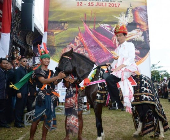 Presiden Jokowi Dinobatkan sebagai Rato Sumba Barat Daya (Foto Setpres)