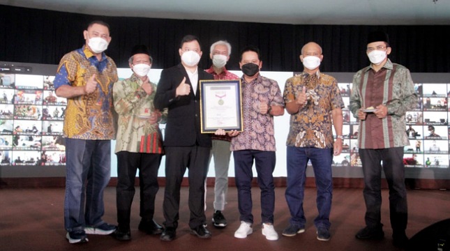 Tasyakuran BSI Pecahkan Rekor MURI, Pemotongan 1300 Tumpeng Kue Tradisional se-Indonesia