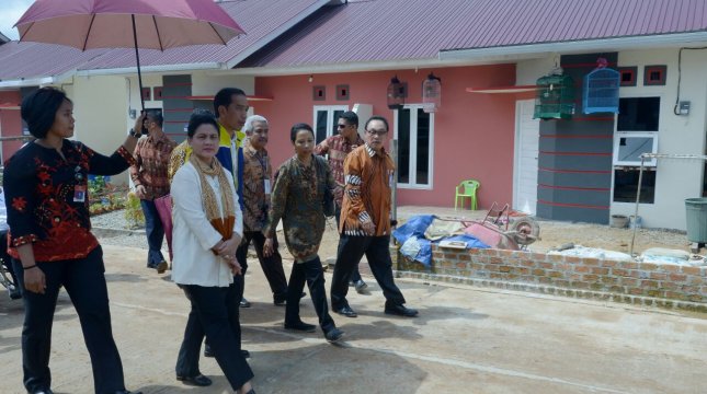 Presiden meninjau rumah bagi masyarakat berpenghasilan rendah itu didampingi Ibu Negara Iriana Joko Widodo. (Foto: Setkab)
