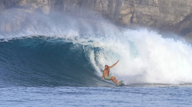 Wisatawan Berselancar (Surfing) di Nihi Sumba Island, Nusa Tenggara Timur (Foto:www.gonetogetsalty)