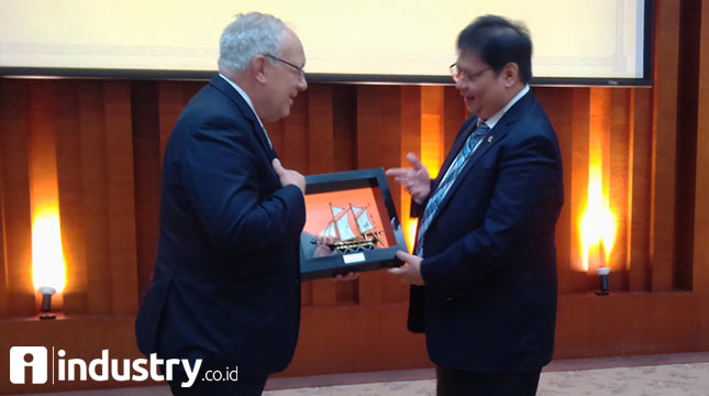 Menteri Perindustrian Airlangga Hartarto menerima Plakat dari Menteri Ekonomi, Pendidikan dan Riset Swiss, Johann N. Schneider-Ammann (Hariyanto/INDUSTRY.co.id)