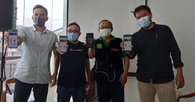 Teuku Wisnu (Artis), Edwin Rahmat (CEO RumaTani), Mukroni (Kowantara) dan Buyung (Warjali) memperkenalkan applikasi RumaTani sebagai e grocery UMKM
