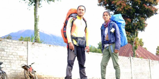 Yanni Krishnayanni (kanan) didampingi seorang porter lokal bernama Andrean menjelang pendakian ke gunung Kerinci (Dok. Tim JKW-PWI)