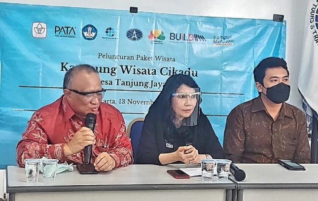 Dr. Agus Canny, M.A., M.Sc., Executive Director, PATA Indonesia (kiri)