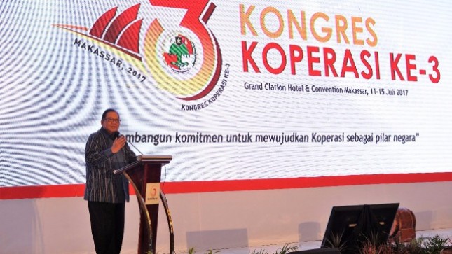 Menteri Koperasi dan UKM AAGN Puspayoga saat menutup pagelaran Kongres Koperasi ke-3 di Makassar, Jum'at (14/7/2017).