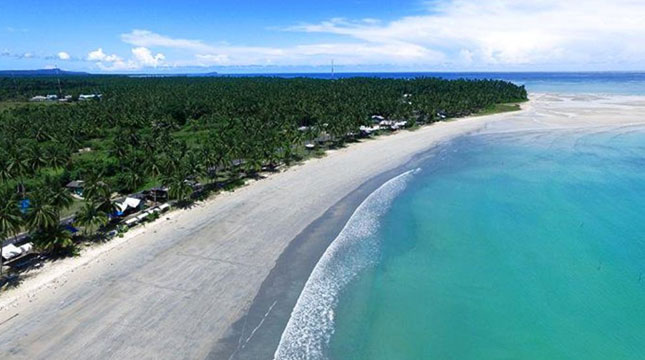 Pantai Teluk Selahang (Pantai Tanjung) Kota Ranai Natuna di Pulau Bunguran (Foto:halamankepri.blogspot)