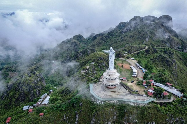 Patung Yesus di Buntu Burake, Makale, Toaja, Sulawesi Selatan (Foto: Kemenparekraf)